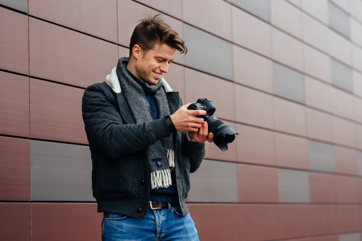 guapo joven fotografo pie camara al aire libre contra edificio 8353 6514